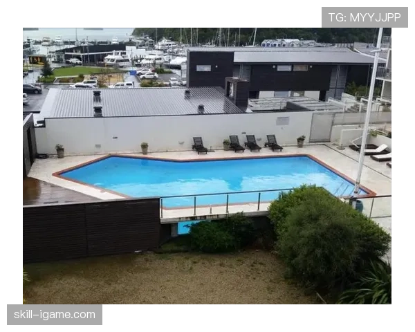 皮克退役后天天晒豪车游艇，前队友还在为保级拼命